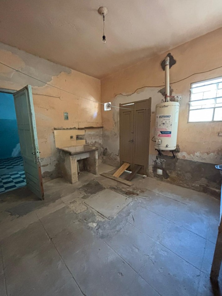 CASA 3 DORMITORIOS + 2 LOCALES A REFACCIONAR