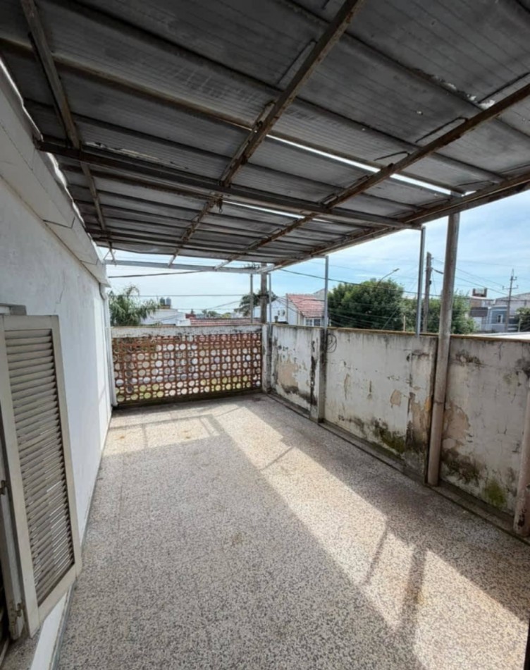 VENDE CASA C/ LOCAL COMERCIAL Y DEPARTAMENTO