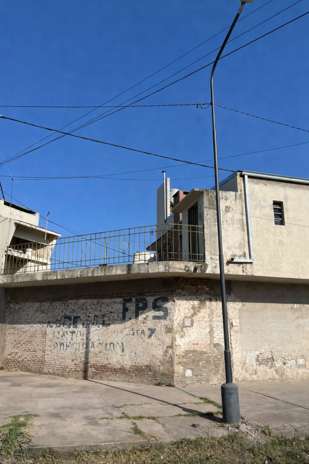 SE VENDE CASA + DOS LOCALES + DPTO SOBRE AV. ARISTOBULO DEL VALLE