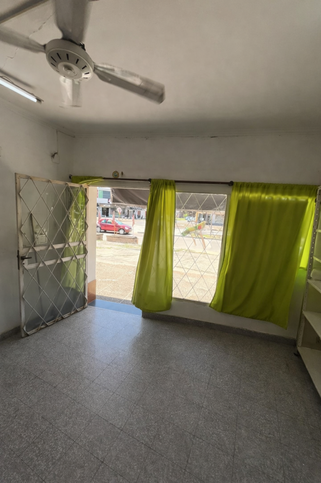 SE VENDE CASA + DOS LOCALES + DPTO SOBRE AV. ARISTOBULO DEL VALLE