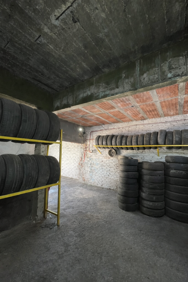 SE VENDE CASA + DOS LOCALES + DPTO SOBRE AV. ARISTOBULO DEL VALLE