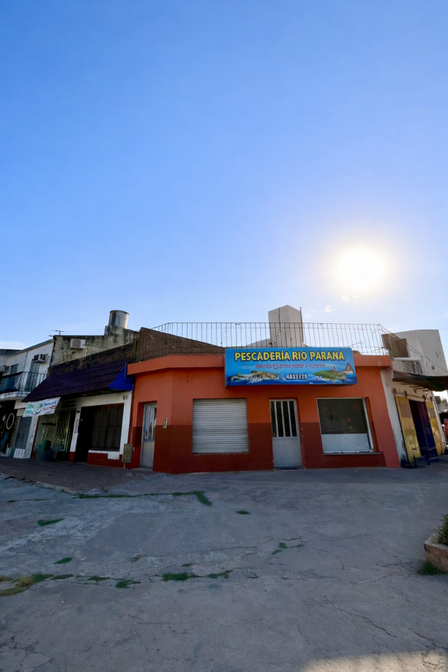 SE VENDE CASA + DOS LOCALES + DPTO SOBRE AV. ARISTOBULO DEL VALLE