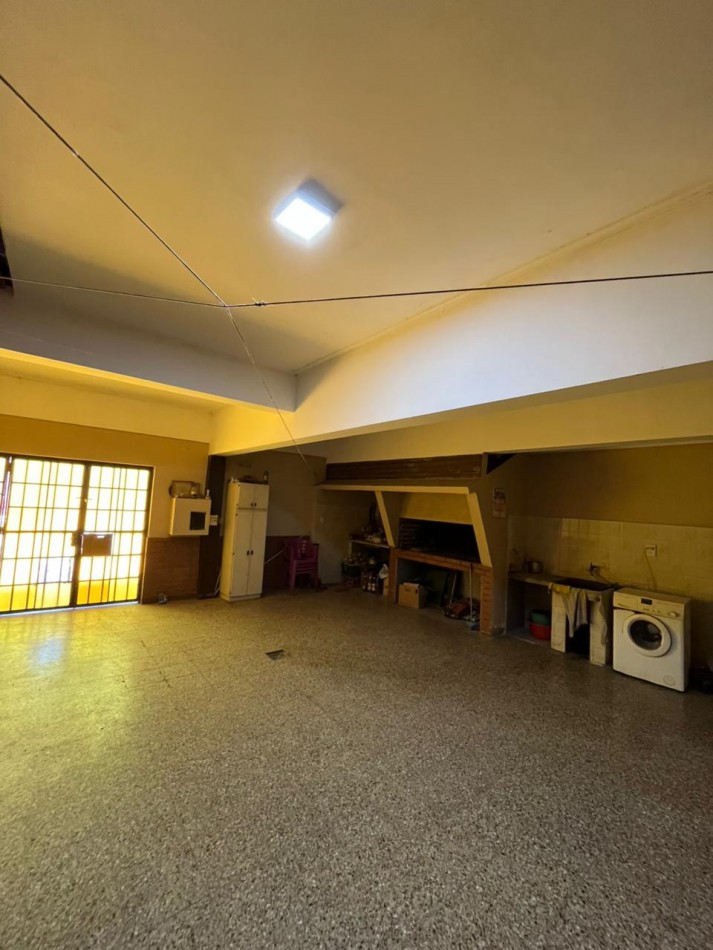 SE VENDE CASA + DOS LOCALES + DPTO SOBRE AV. ARISTOBULO DEL VALLE