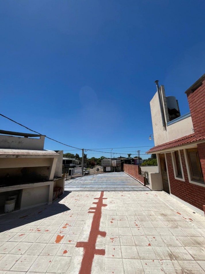 SE VENDE CASA + DOS LOCALES + DPTO SOBRE AV. ARISTOBULO DEL VALLE