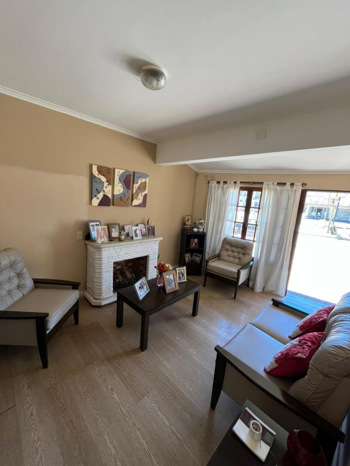 SE VENDE CASA + DOS LOCALES + DPTO SOBRE AV. ARISTOBULO DEL VALLE