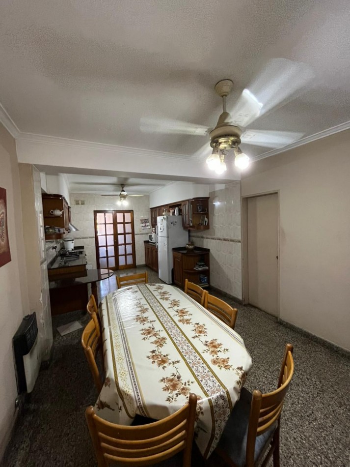 SE VENDE CASA + DOS LOCALES + DPTO SOBRE AV. ARISTOBULO DEL VALLE