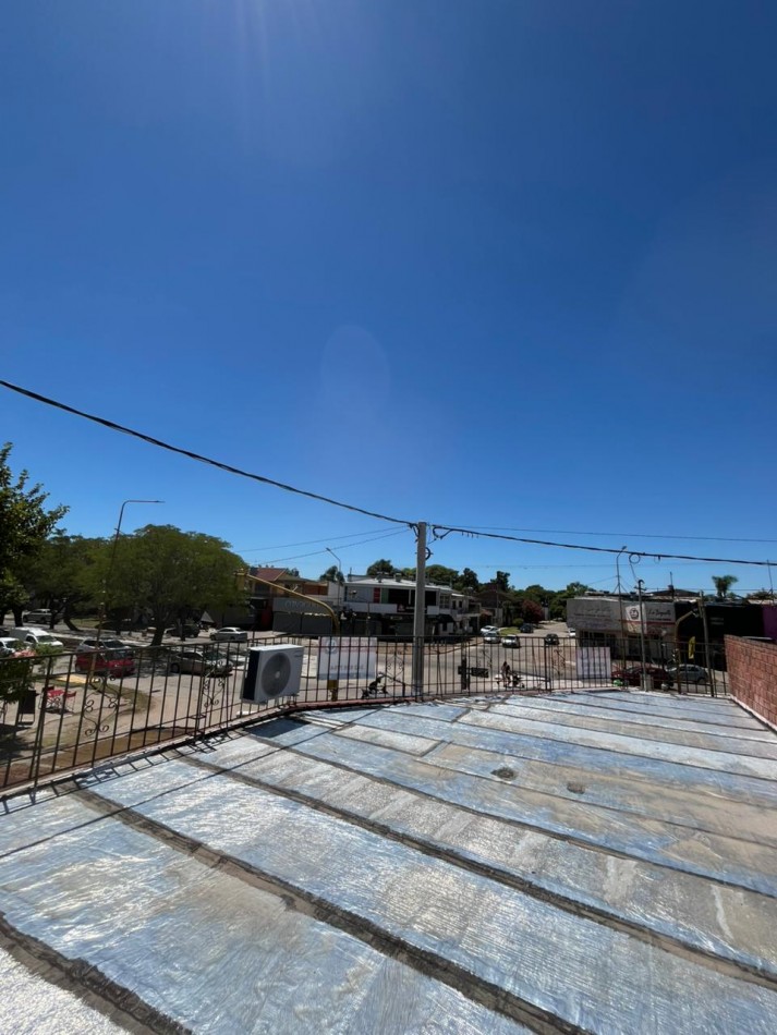 SE VENDE CASA + DOS LOCALES + DPTO SOBRE AV. ARISTOBULO DEL VALLE