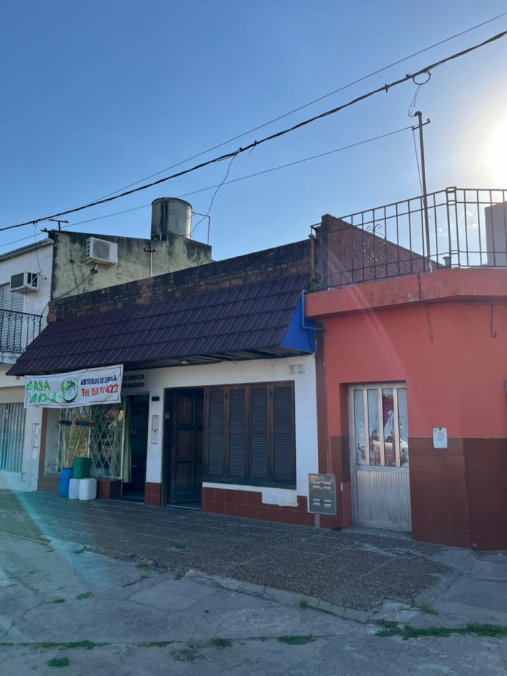 SE VENDE CASA + DOS LOCALES + DPTO SOBRE AV. ARISTOBULO DEL VALLE
