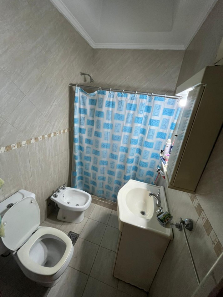 SE VENDE CASA + DOS LOCALES + DPTO SOBRE AV. ARISTOBULO DEL VALLE