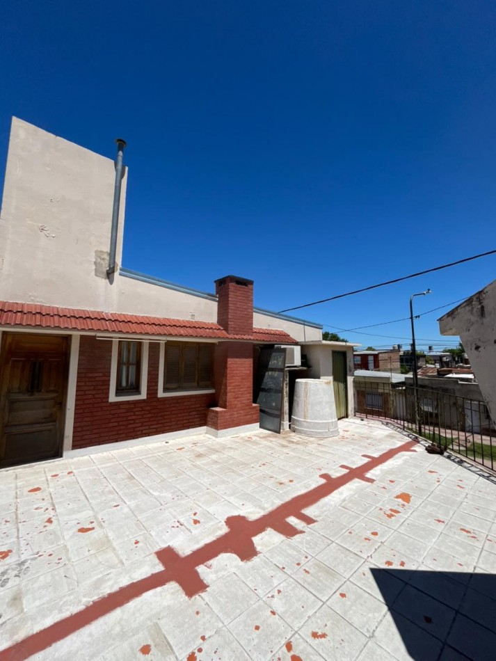 SE VENDE CASA + DOS LOCALES + DPTO SOBRE AV. ARISTOBULO DEL VALLE