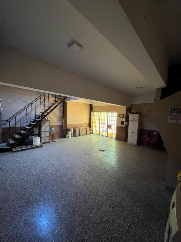 SE VENDE CASA + DOS LOCALES + DPTO SOBRE AV. ARISTOBULO DEL VALLE