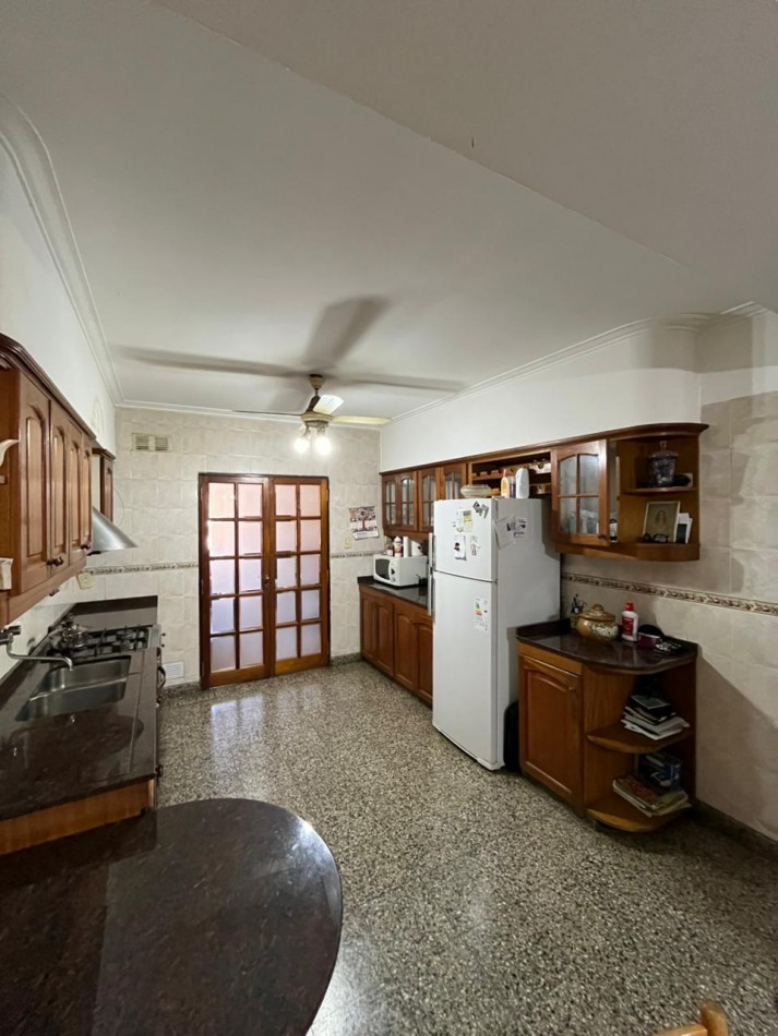 SE VENDE CASA + DOS LOCALES + DPTO SOBRE AV. ARISTOBULO DEL VALLE