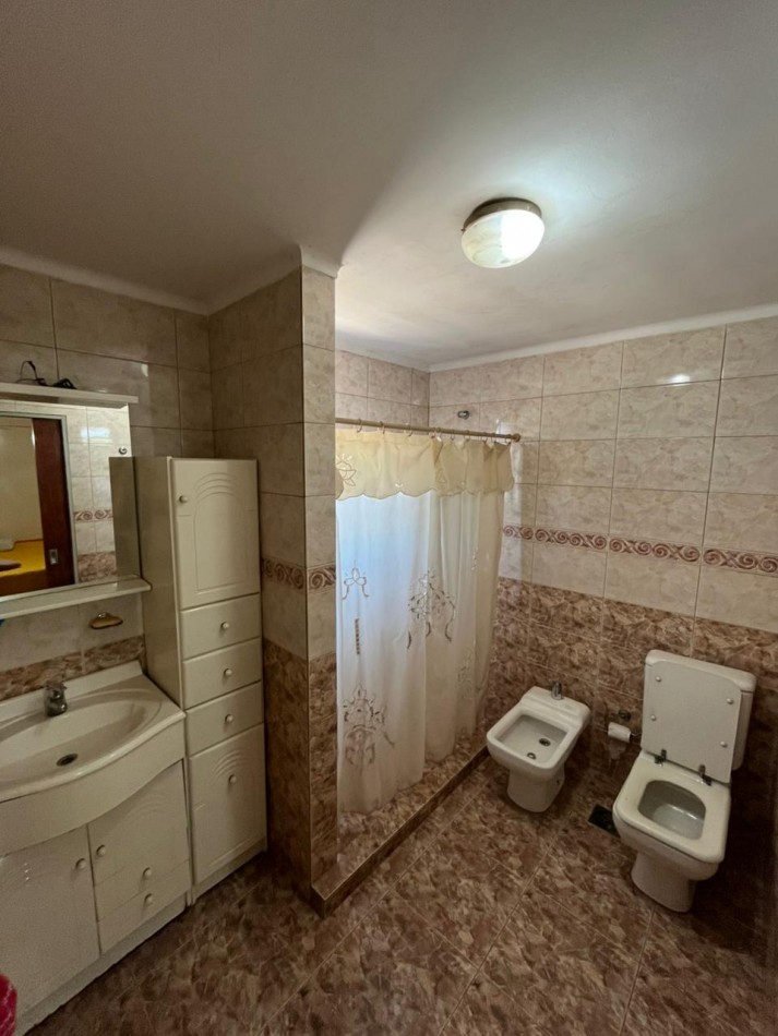 SE VENDE CASA + DOS LOCALES + DPTO SOBRE AV. ARISTOBULO DEL VALLE