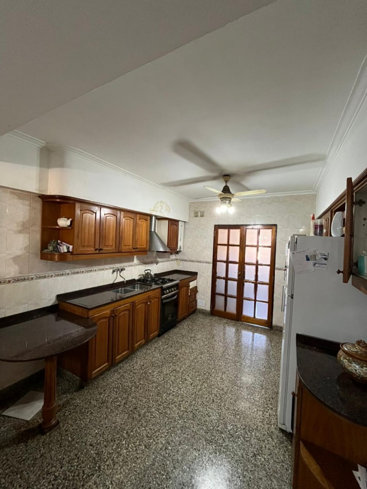 SE VENDE CASA + DOS LOCALES + DPTO SOBRE AV. ARISTOBULO DEL VALLE