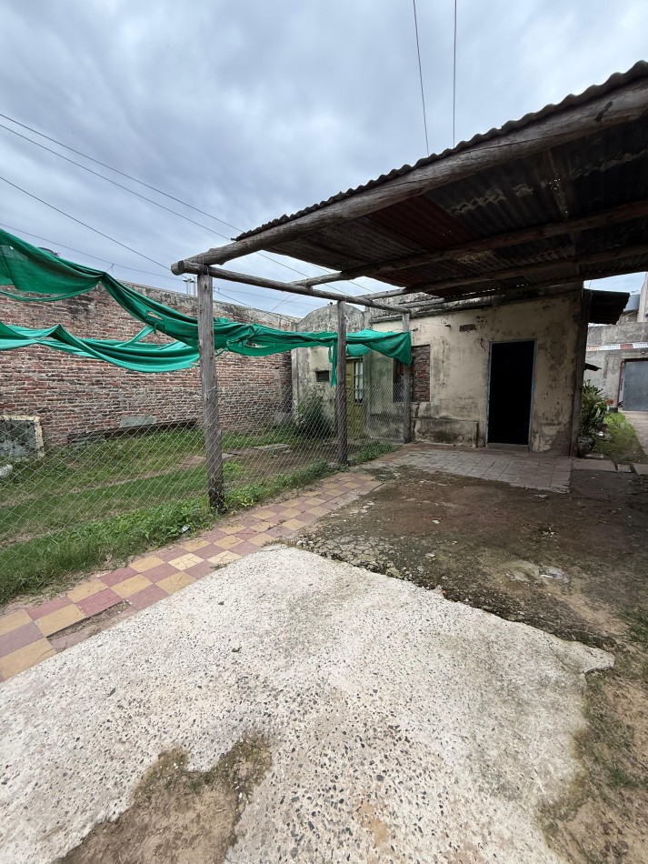 Lote con construccion — Calle Francia 4651. Excelente oportunidad para vivienda o inversion.