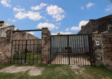 Lote con construccion — Calle Francia 4651. Excelente oportunidad para vivienda o inversion.