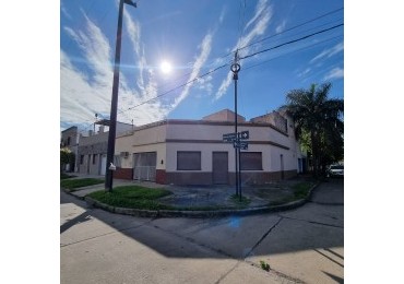 CASA 3 DORMITORIOS + 2 LOCALES A REFACCIONAR